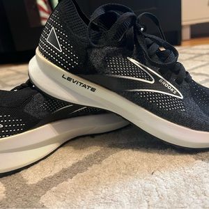 Women’s Brooks running shoes/ Levitate